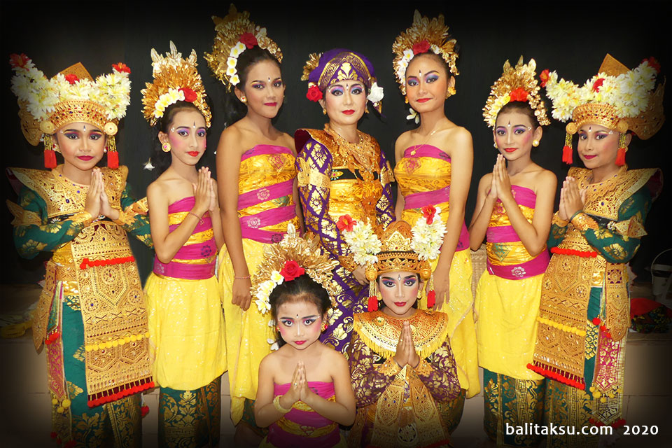 Sri Padma & Werdha Gita Semara Perform Classical Balinese Dance and Instrumental 