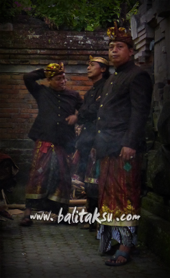 Baju Safari - Pakaian adat pria Bali