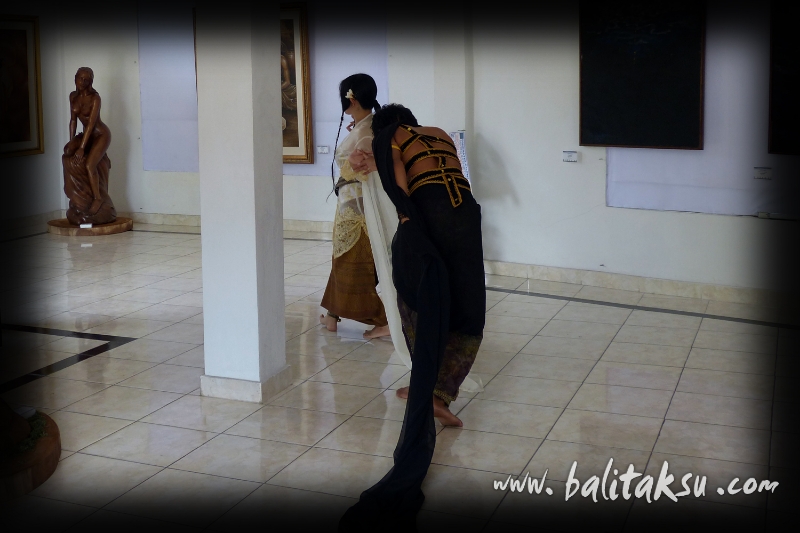Poetry and dance collaboration, Wayan Meja, mayumi inouye(inoue) and made putra wijaya(ade) at dewangga gallery 2012　絵画と舞踊のコラボレーション