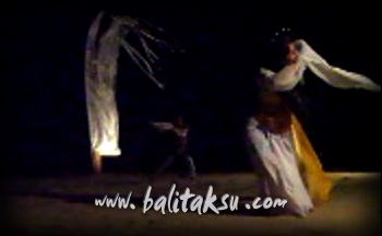 フルム－ン・パフォーマンス　contemporary dance mayumi inouye and made putra wijaya at amanusa private beach on full moon 2012　満月に砂浜で踊る